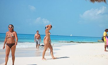 LYING NAKED ON THE BEACH UNAWARE PICS