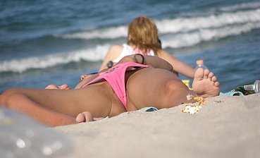 BEACH SLUTS PISSING GRANNIES